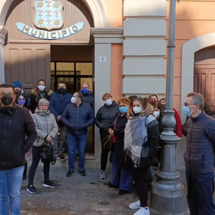 Corigliano Rossano, presidio di protesta dei lavoratori della mensa scolastica