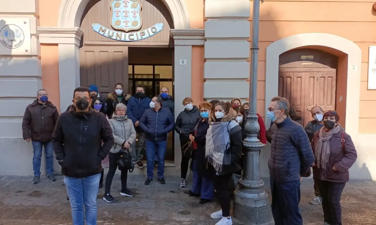 Corigliano Rossano, presidio di protesta dei lavoratori della mensa scolastica