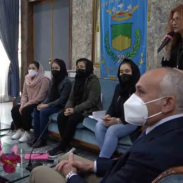 Cosenza, Palazzo dei Bruzi ospita quattro donne afgane. Il sindaco Caruso: «Messaggio di vicinanza e speranza» (VIDEO)