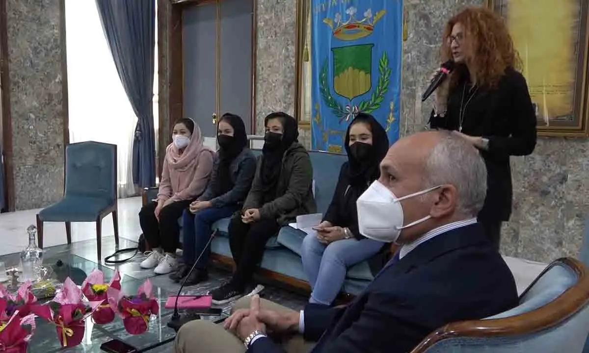 Cosenza, Palazzo dei Bruzi ospita quattro donne afgane. Il sindaco Caruso: «Messaggio di vicinanza e speranza» (VIDEO)