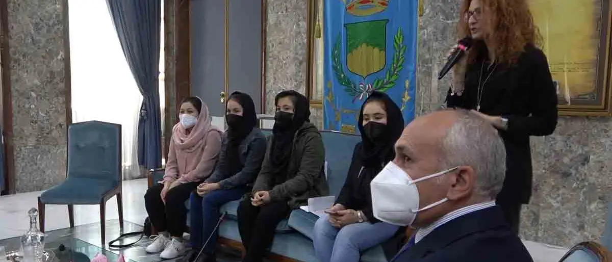 Cosenza, Palazzo dei Bruzi ospita quattro donne afgane. Il sindaco Caruso: «Messaggio di vicinanza e speranza» (VIDEO)