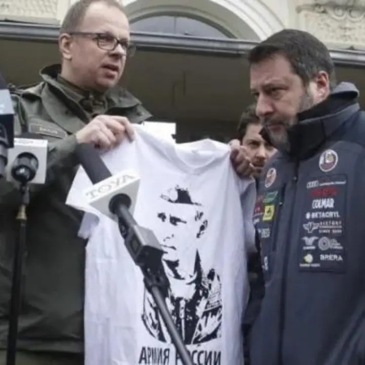 Salvini contestato in Polonia, sindaco gli mostra t-shirt con Putin