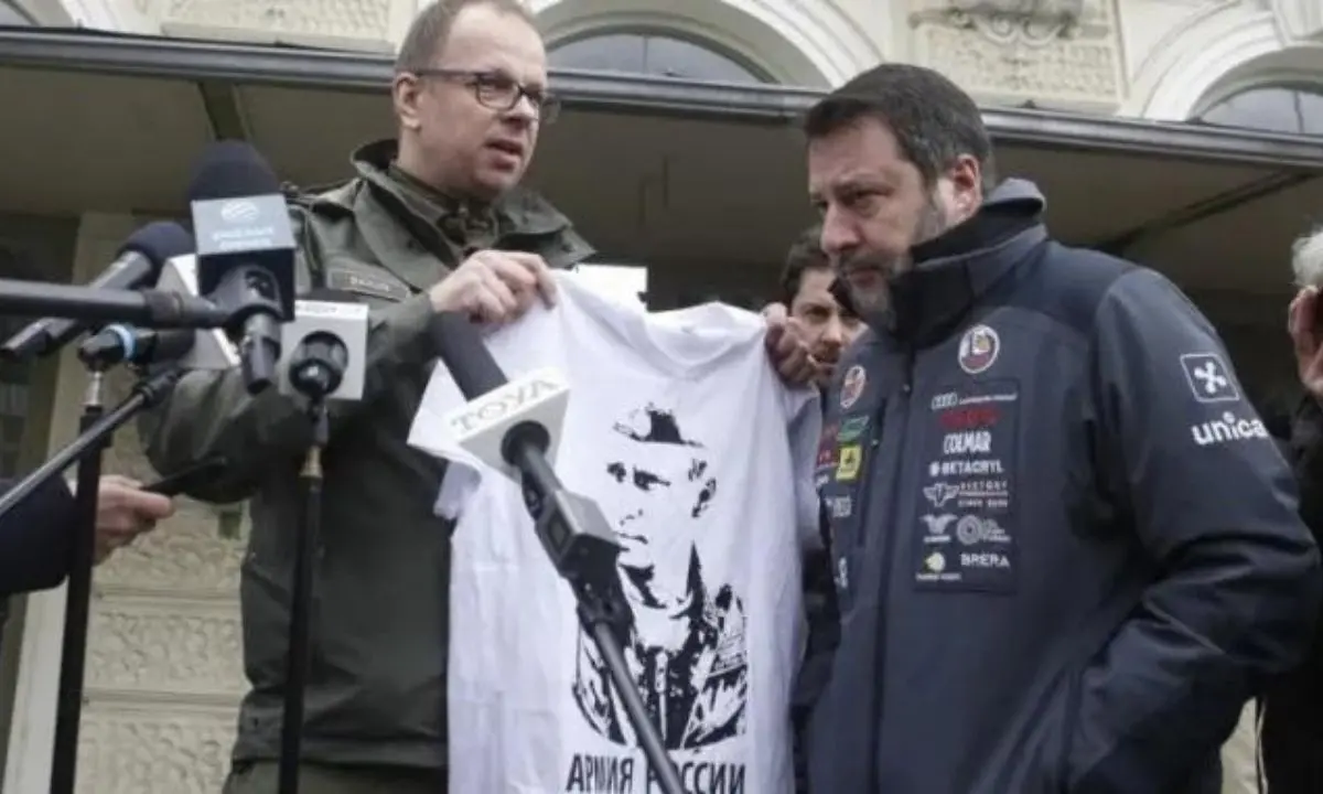 Salvini contestato in Polonia, sindaco gli mostra t-shirt con Putin