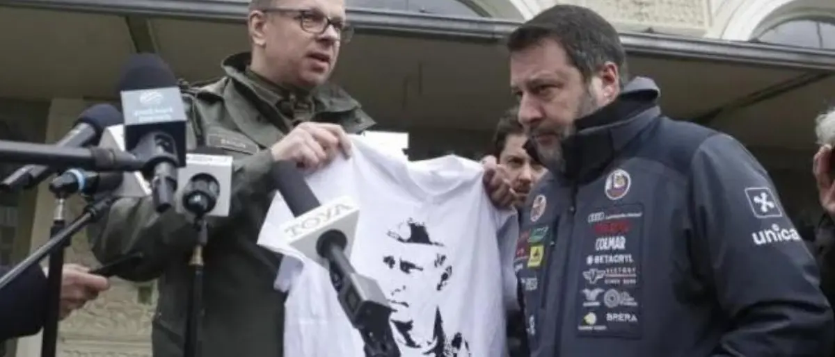 Salvini contestato in Polonia, sindaco gli mostra t-shirt con Putin