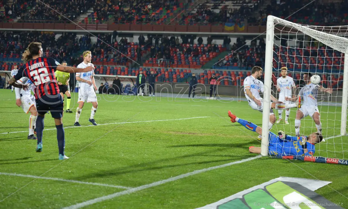 Cosenza, che beffa. Il Lecce la pareggia all'ultimo istante (2-2)