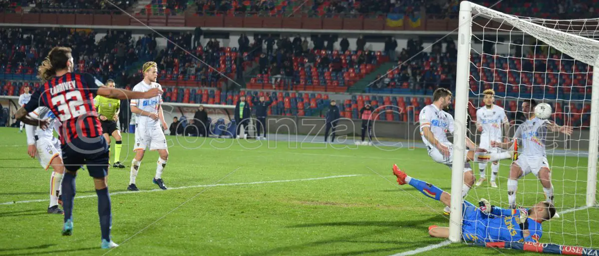 Cosenza, che beffa. Il Lecce la pareggia all'ultimo istante (2-2)