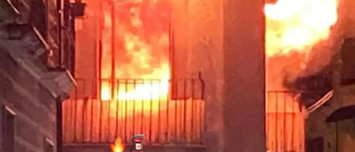 Cerisano, incendio in un palazzo del centro storico: evacuate quattro persone