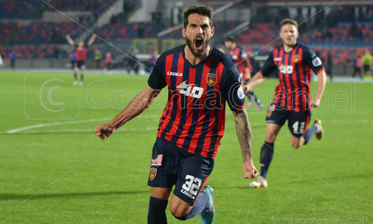 Larrivey: «Cosenza scelta di vita. La fascia di capitano? Un onore»
