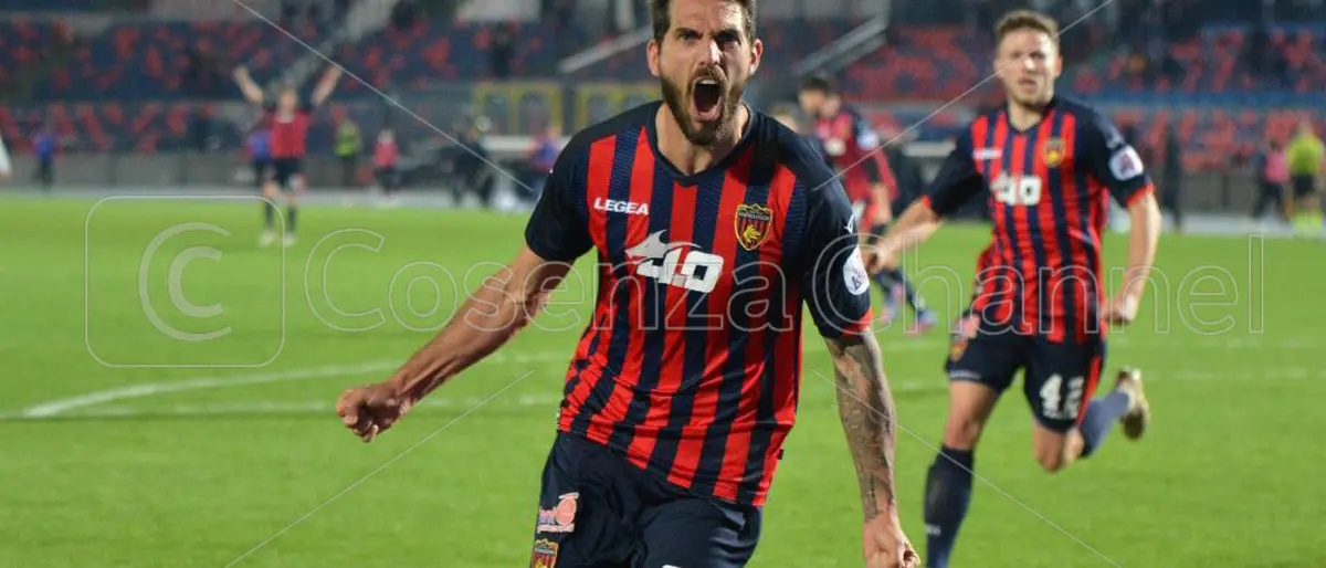 Larrivey: «Cosenza scelta di vita. La fascia di capitano? Un onore»