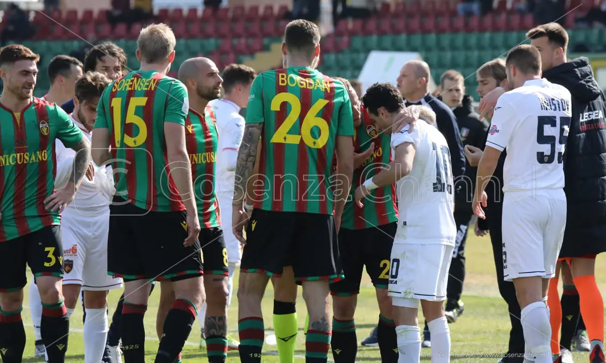 Cosenza, così non va. La Ternana vince senza affanni contro i lupi (2-0)