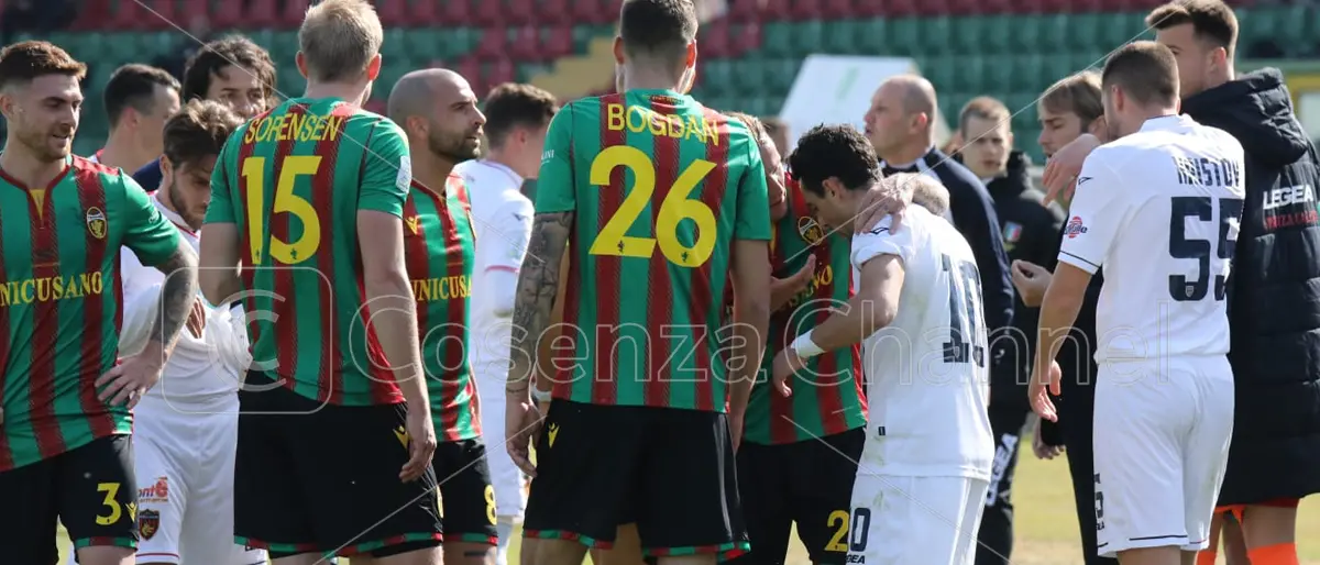 Cosenza, così non va. La Ternana vince senza affanni contro i lupi (2-0)