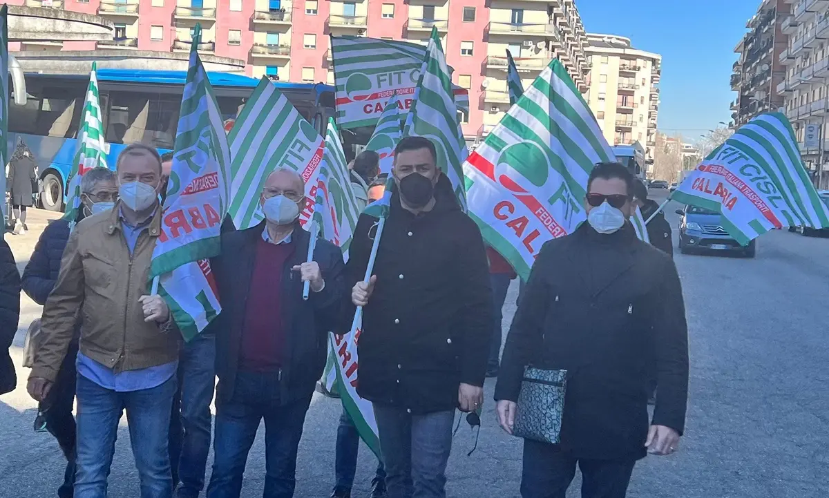 Crisi e licenziamenti, gli autisti dei bus sul piede di guerra. Il sindacato: «Non siano i lavoratori a pagare» - VIDEO E FOTOGALLERY