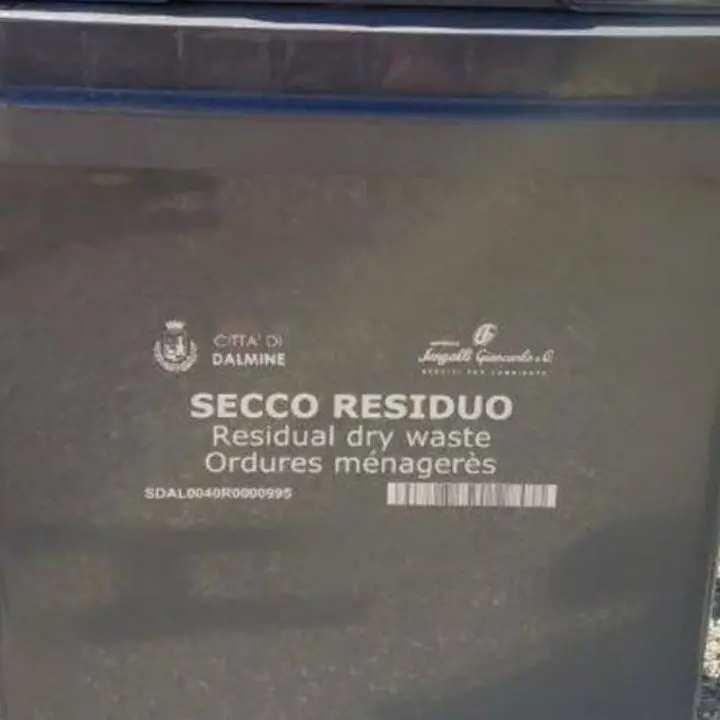 Rifiuti a Cosenza, il sindaco: «Esponete il residuo solo se necessario»