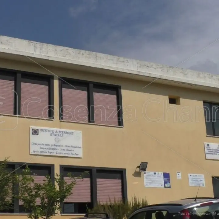 Presunte molestie al liceo di Belvedere Marittimo, un genitore difende il docente accusato (VIDEO)