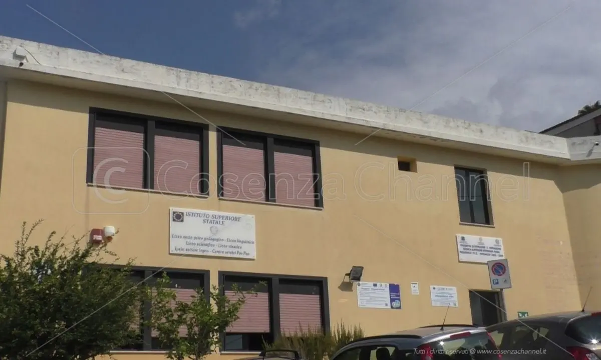 Presunte molestie al liceo di Belvedere Marittimo, un genitore difende il docente accusato (VIDEO)