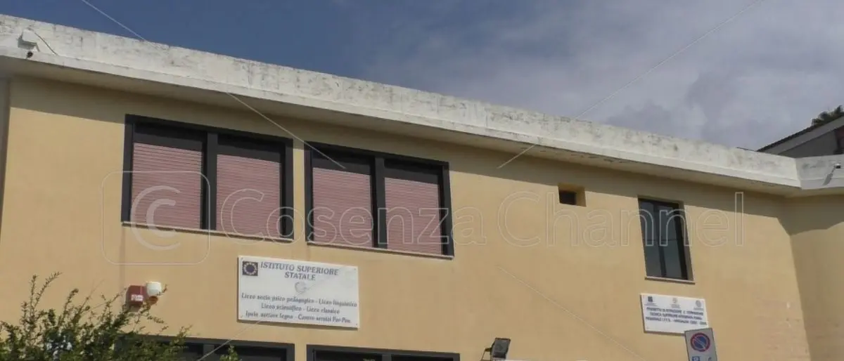 Presunte molestie al liceo di Belvedere Marittimo, un genitore difende il docente accusato (VIDEO)