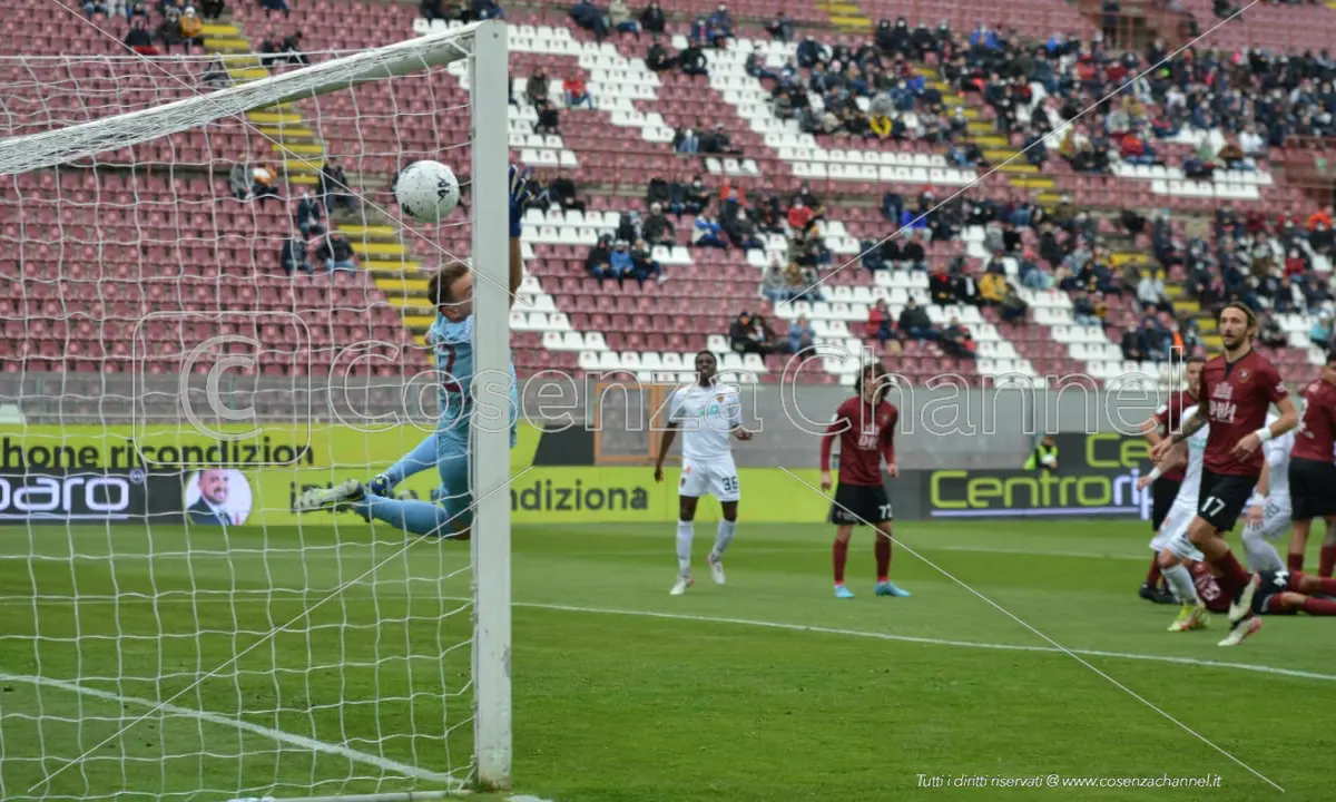 Cosenza, derby amaro al \"Granillo\": la Reggina vince di rigore