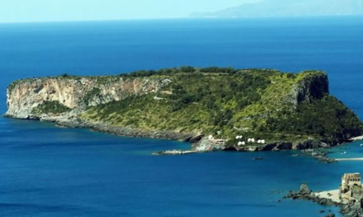 Praia, la vera storia della sconfitta che ha restituito l'Isola di Dino ai cittadini