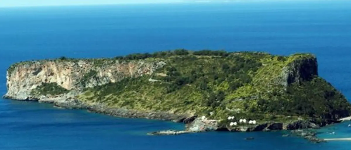 Praia, la vera storia della sconfitta che ha restituito l'Isola di Dino ai cittadini