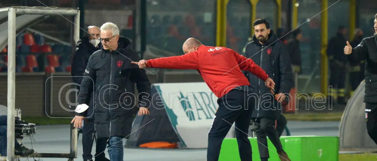 In B sono quattro le squadre ancora senza allenatore: c'è anche il Cosenza