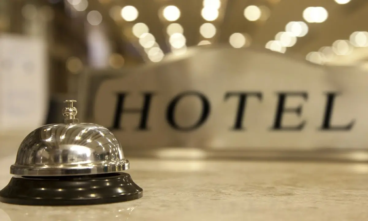 Caro energia, prezzi alti negli hotel in Calabria: «Tagliare accise o sarà un'altra estate difficile»