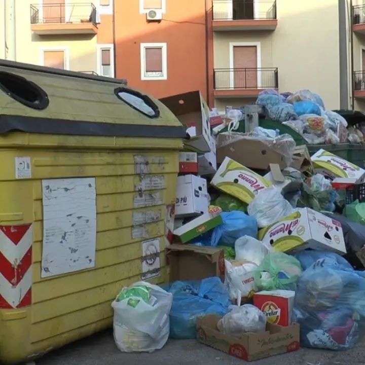 Rifiuti a Corigliano Rossano: l'emergenza travolge tutta la Sibaritide