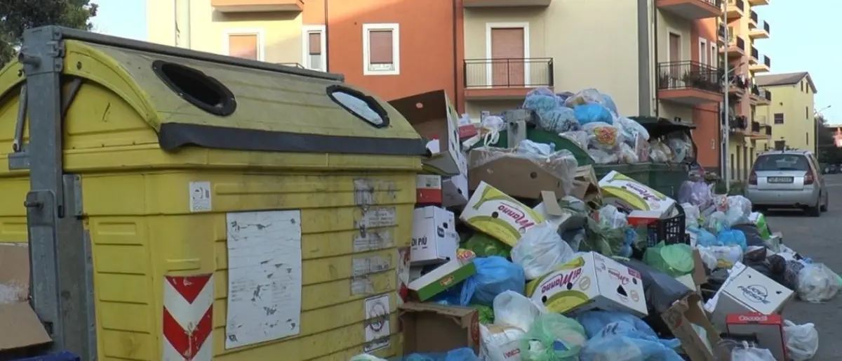 Rifiuti a Corigliano Rossano: l'emergenza travolge tutta la Sibaritide