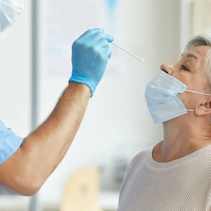 I contagi in Calabria battono ogni record: valori mai raggiunti prima, fascia 12-19 anni la più colpita