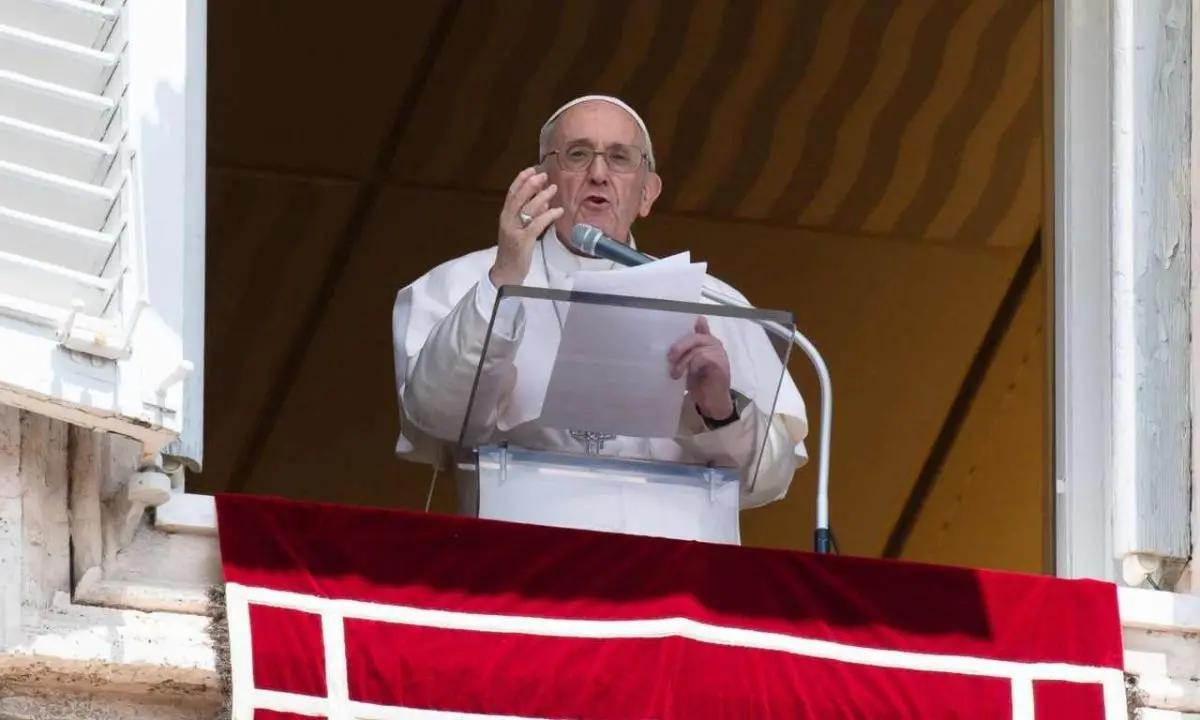 Strage di migranti, il Papa all'Angelus: «Prego per i dispersi e i sopravvissuti»