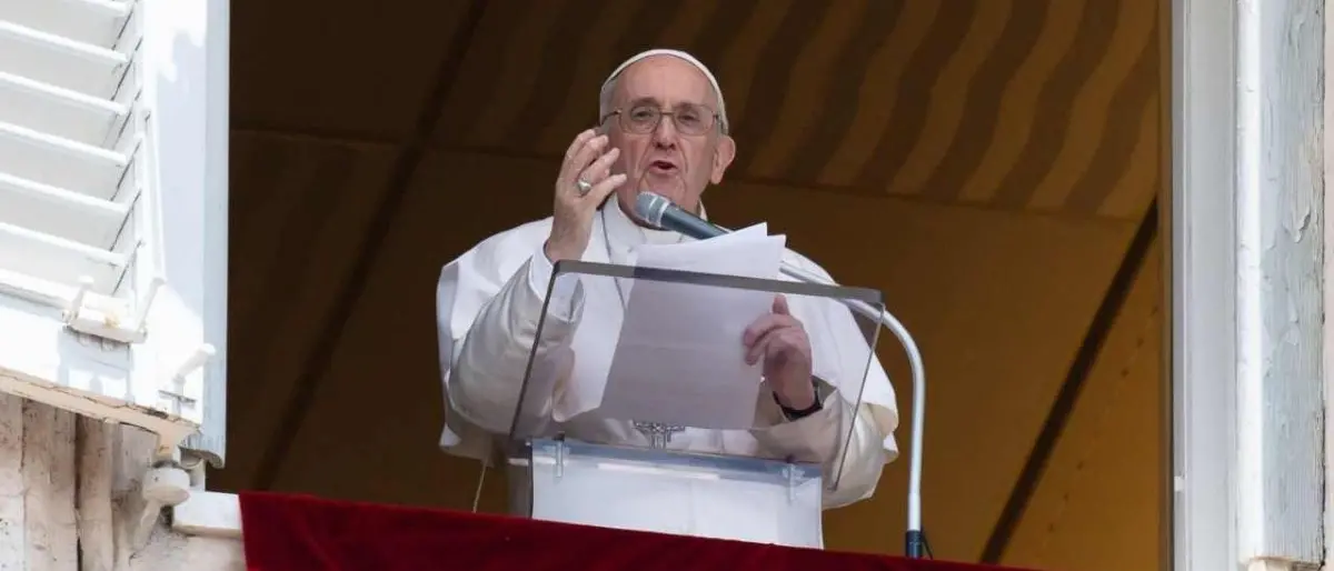 Strage di migranti, il Papa all'Angelus: «Prego per i dispersi e i sopravvissuti»