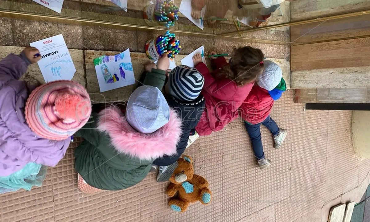 A Castrolibero l'abbraccio dei bimbi di Tanaliberatutti per Paolina e Valerio, scappati dall'Ucraina - FOTO E VIDEO