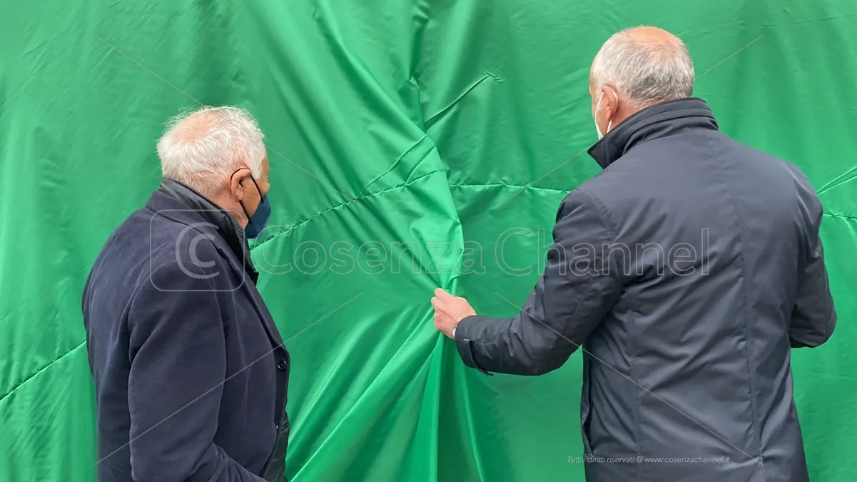 L\\'opera \\u00E8 stata collocata in piazza Amendola. Presenti, tra gli altri, il sindaco Franz Caruso e la giunta comunale al completo