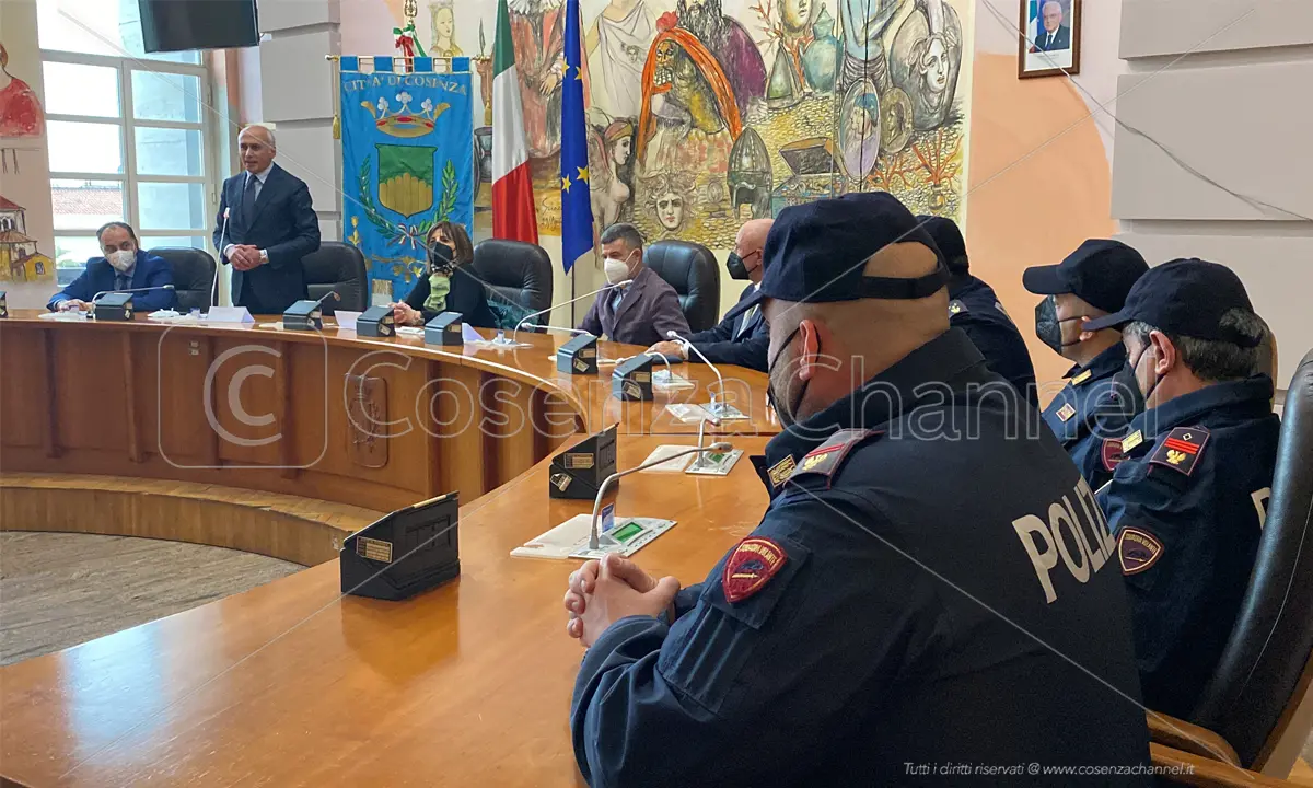 Cinque riconoscimenti a Palazzo dei Bruzi per il commissario Lupo e quattro agenti di Polizia