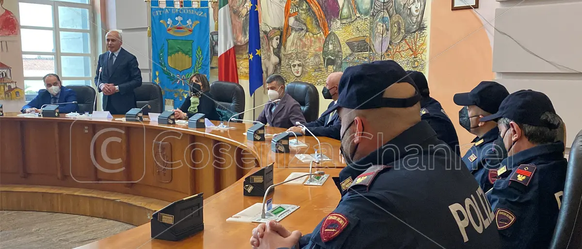 Cinque riconoscimenti a Palazzo dei Bruzi per il commissario Lupo e quattro agenti di Polizia