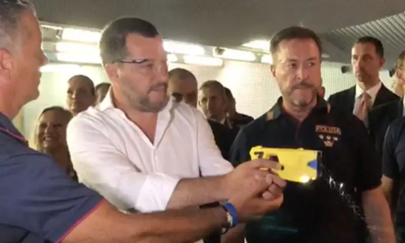 Il taser arriva anche a Cosenza. Pistola ad impulsi elettrici alla Polizia