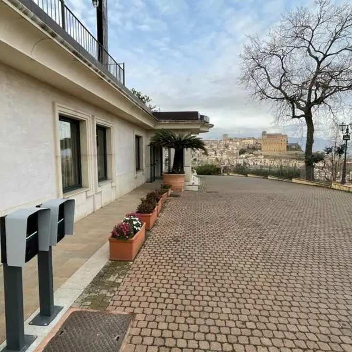 Altomonte sempre più a misura di viaggiatore green: al \"Hotel Barbieri\" anche le colonnine elettriche