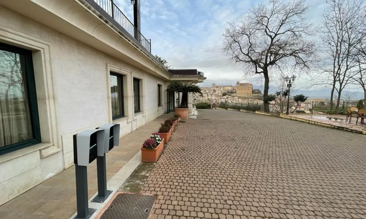 Altomonte sempre più a misura di viaggiatore green: al \"Hotel Barbieri\" anche le colonnine elettriche