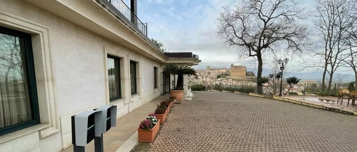 Altomonte sempre più a misura di viaggiatore green: al \"Hotel Barbieri\" anche le colonnine elettriche
