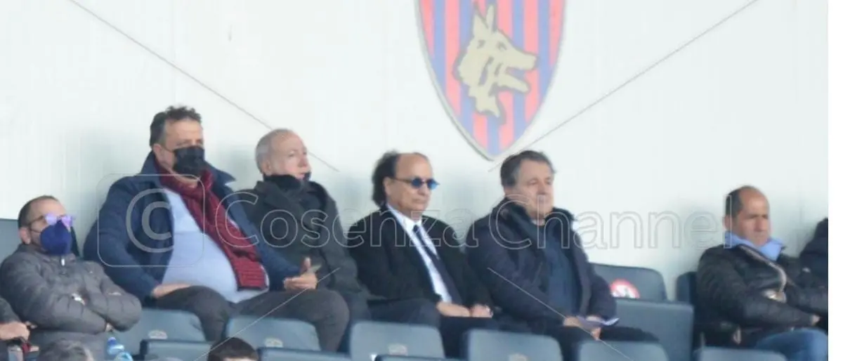 Cosenza, esplode la rabbia dei tifosi. Contestati Guarascio e Goretti