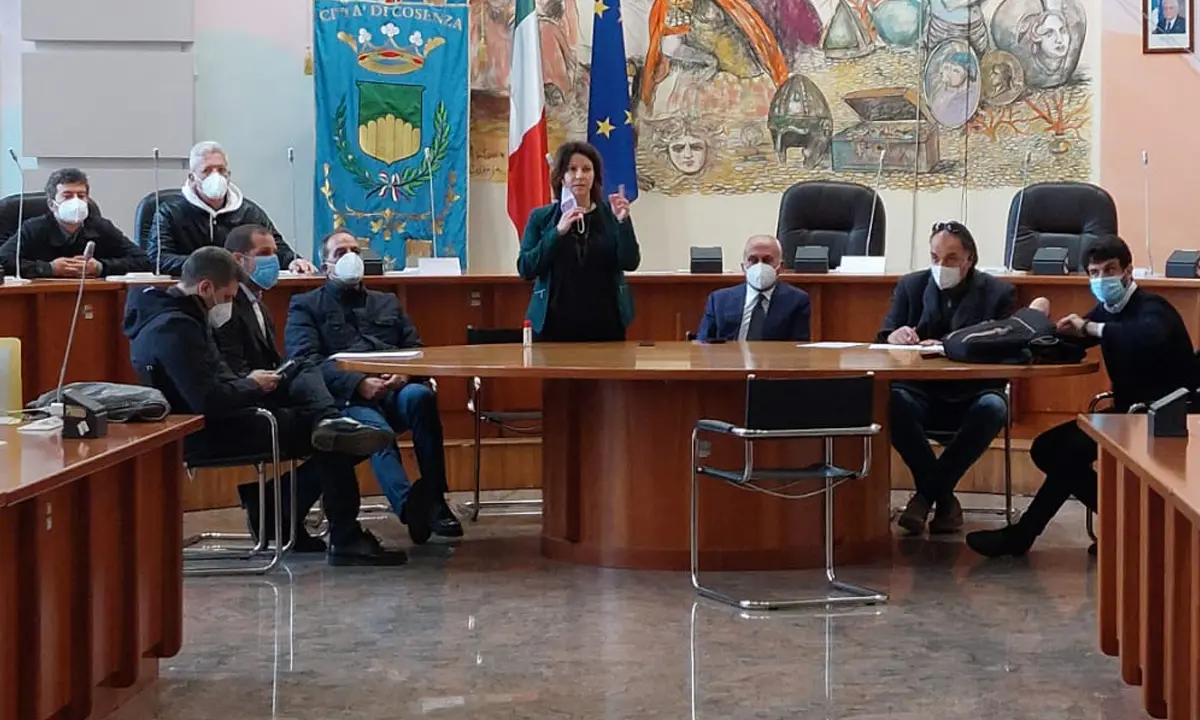 Amaco, sindacati e manager in Comune. Caruso: «Salvare i posti di lavori»