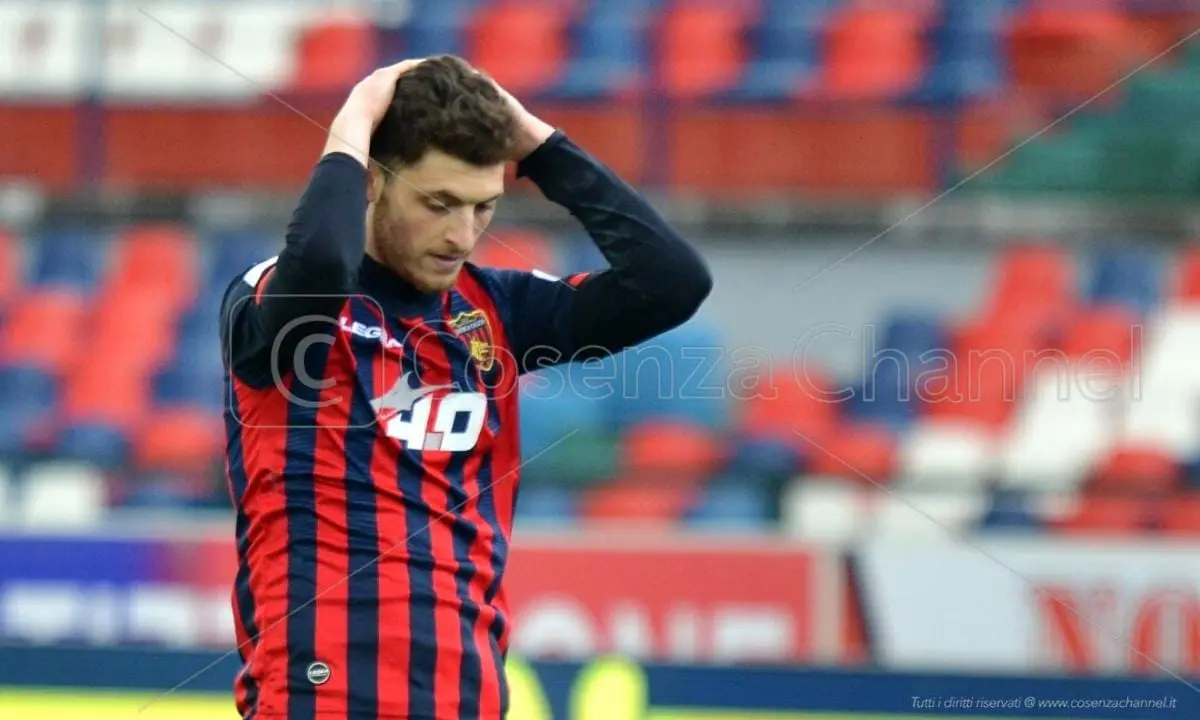 Pandolfi saluta il Cosenza, giocherà nella Juve Stabia. Parte anche Teyou