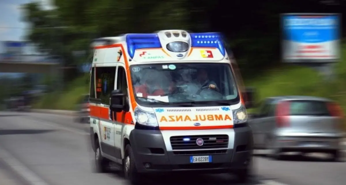 Con un infarto in corso arriva alla postazione 118 di Sellia Marina, la corsa verso l’ospedale che gli salva la vita\n