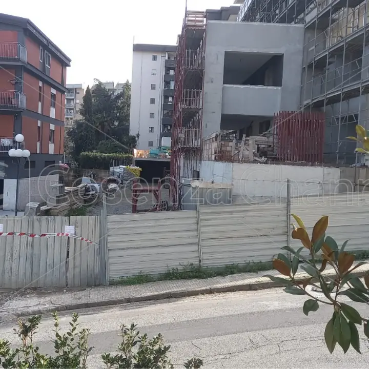 Rende, cade da un ponteggio: operaio ferito e cantiere sequestrato