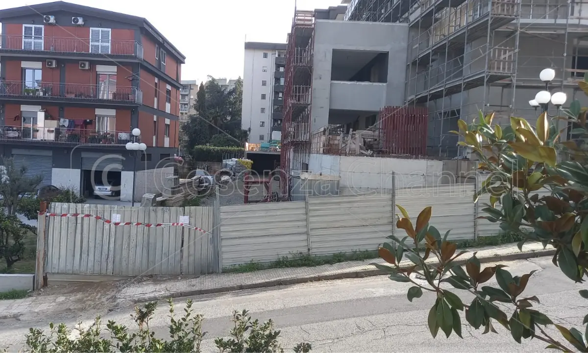 Rende, cade da un ponteggio: operaio ferito e cantiere sequestrato