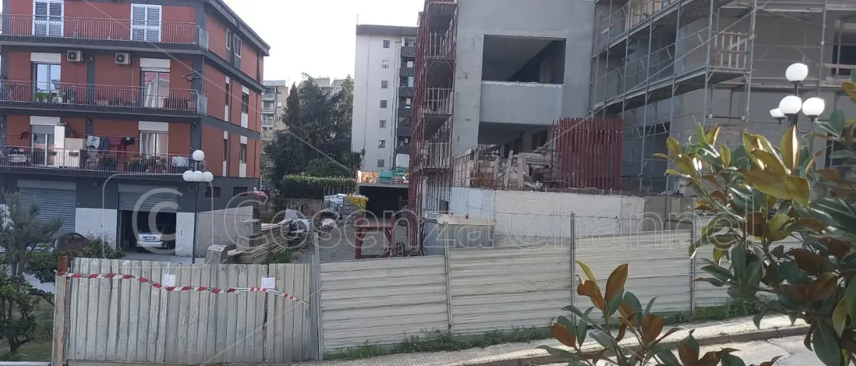 Rende, cade da un ponteggio: operaio ferito e cantiere sequestrato