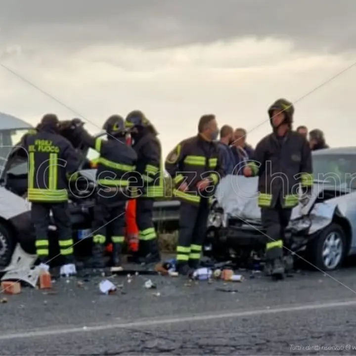 Corigliano Rossano, scontro tra due auto sulla statale 106 Jonica: due feriti, uno è grave (FOTO) - LIVE