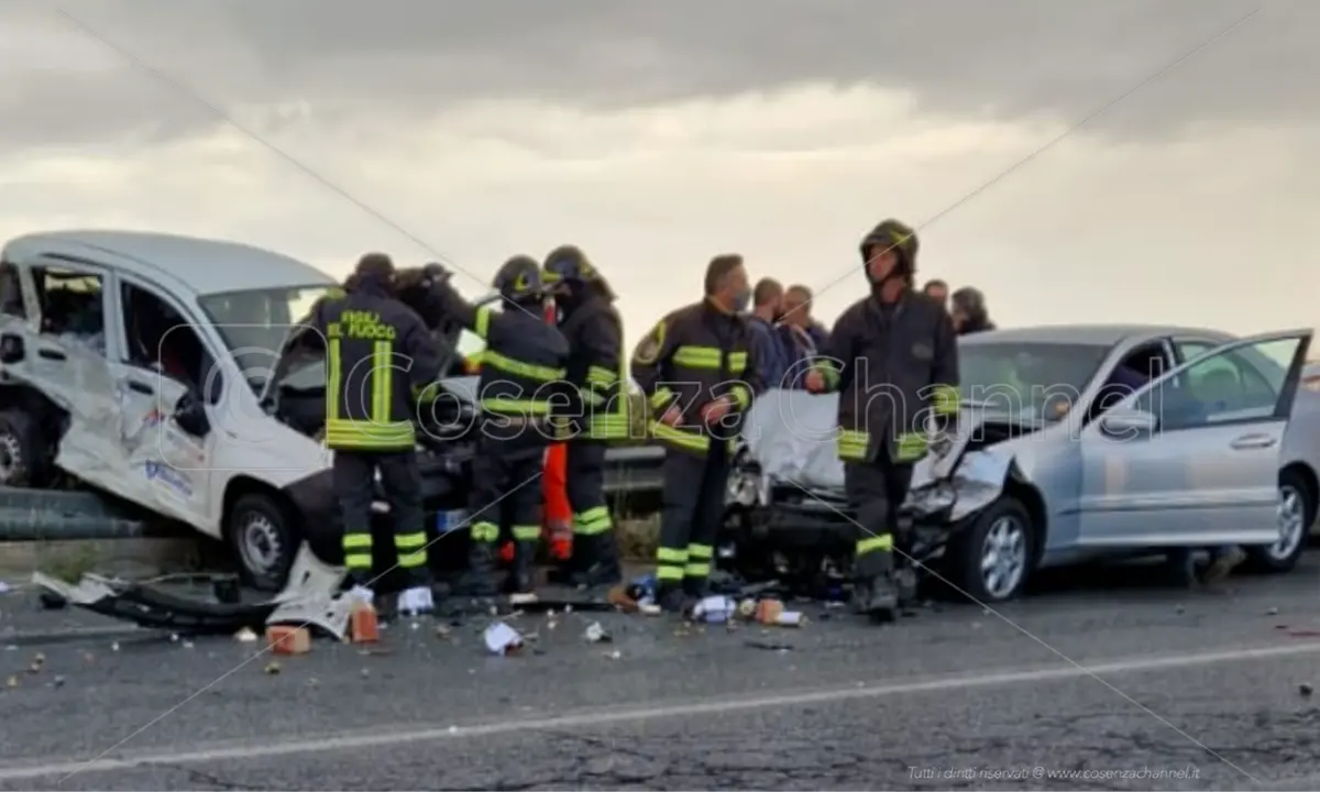 Corigliano Rossano, scontro tra due auto sulla statale 106 Jonica: due feriti, uno è grave (FOTO) - LIVE