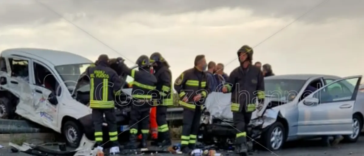 Corigliano Rossano, scontro tra due auto sulla statale 106 Jonica: due feriti, uno è grave (FOTO) - LIVE