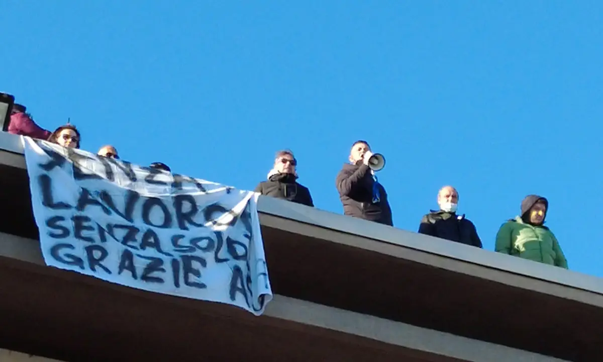 Corigliano Rossano, attimi di tensione in ospedale: lavoratori della mensa sul tetto