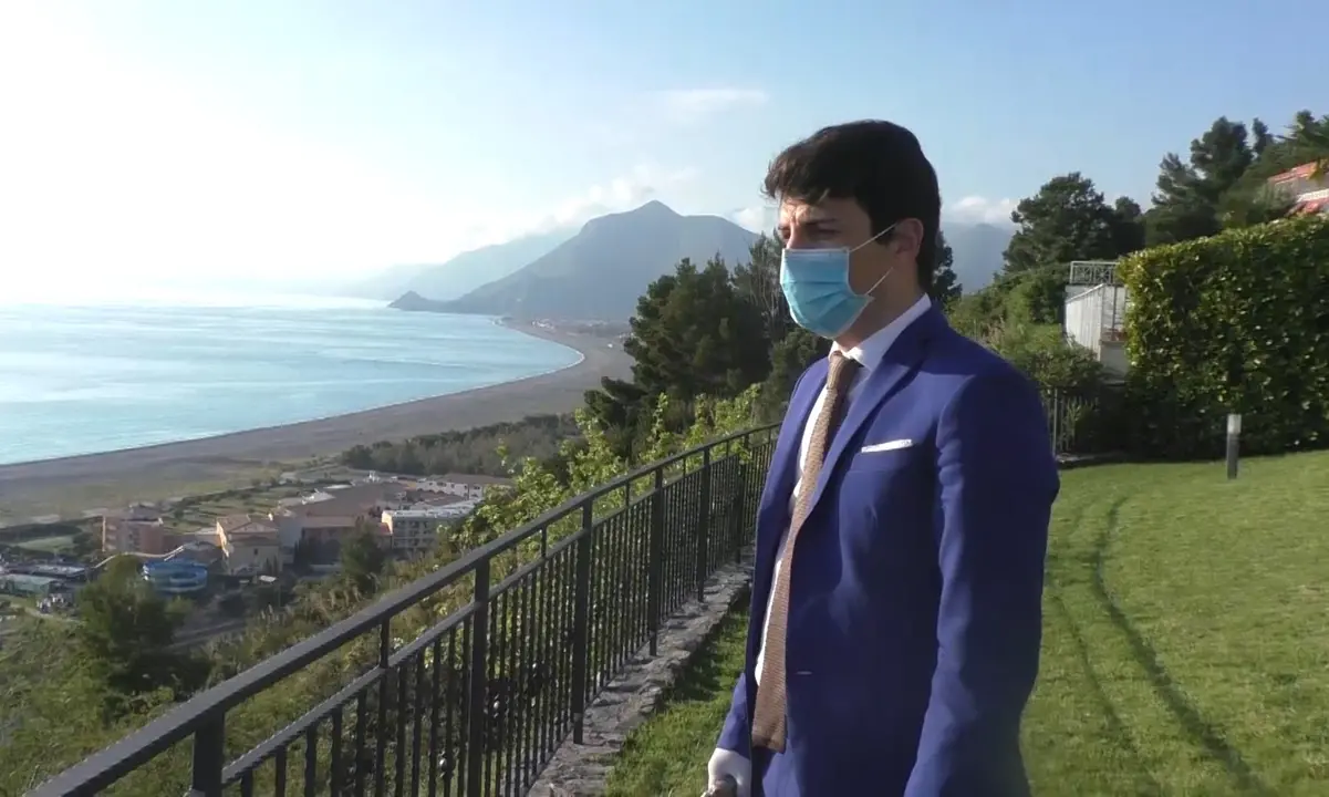 Tassa di soggiorno ai profughi, Cassiano: «Aggredito verbalmente in Comune». E i vigili ispezionano la struttura